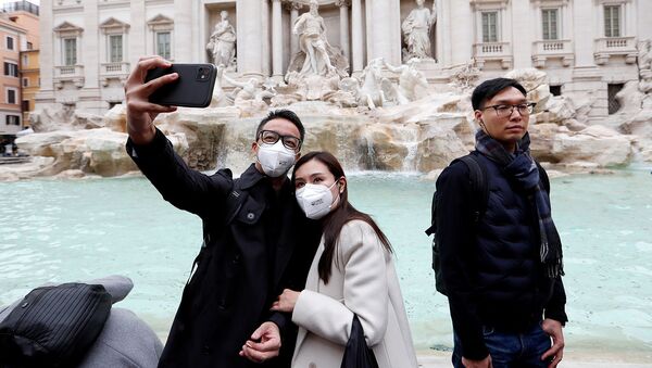 Туристы в защитных масках делают селфи перед фонтаном Треви (31 января 2020). Рим - Sputnik Արմենիա