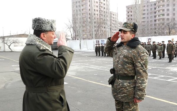 Мои двери открыты для вас: как армянский командир с солдатами прощался Мои двери открыты для вас: как армянский командир с солдатами прощался - Sputnik Армения
