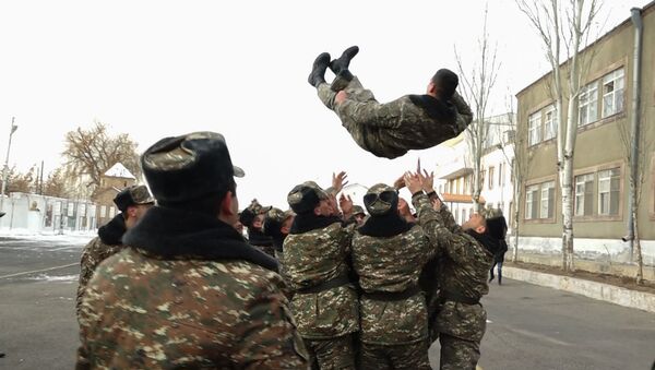 Солдаты одной из воинских частей Еревана поздравляют с демобилизацией сослуживца - Sputnik Արմենիա