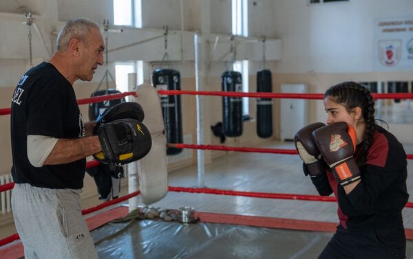 Заслуженный тренер Армении по боксу Манвел Габриелян с ученицей Седой Минасян - Sputnik Армения