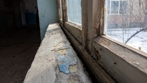 Оконные рамы в коридоре школы имени Азара Симоняна села Камарис, Котайк - Sputnik Армения