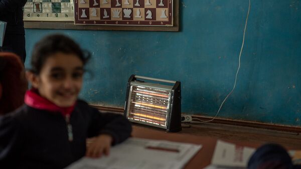 Включенная электрическая плита в классной комнате по шахматам в школе имени Азата Симоняна села Камарис, Котайк - Sputnik Արմենիա