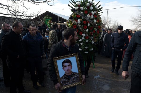 «Որդուս մարմնի վրա 2 կրակոցի հետք կար». հարազատները պատմում են մահացած զինվորի մասին «Որդուս մարմնի վրա 2 կրակոցի հետք կար». հարազատները պատմում են մահացած զինվորի մասին - Sputnik Արմենիա