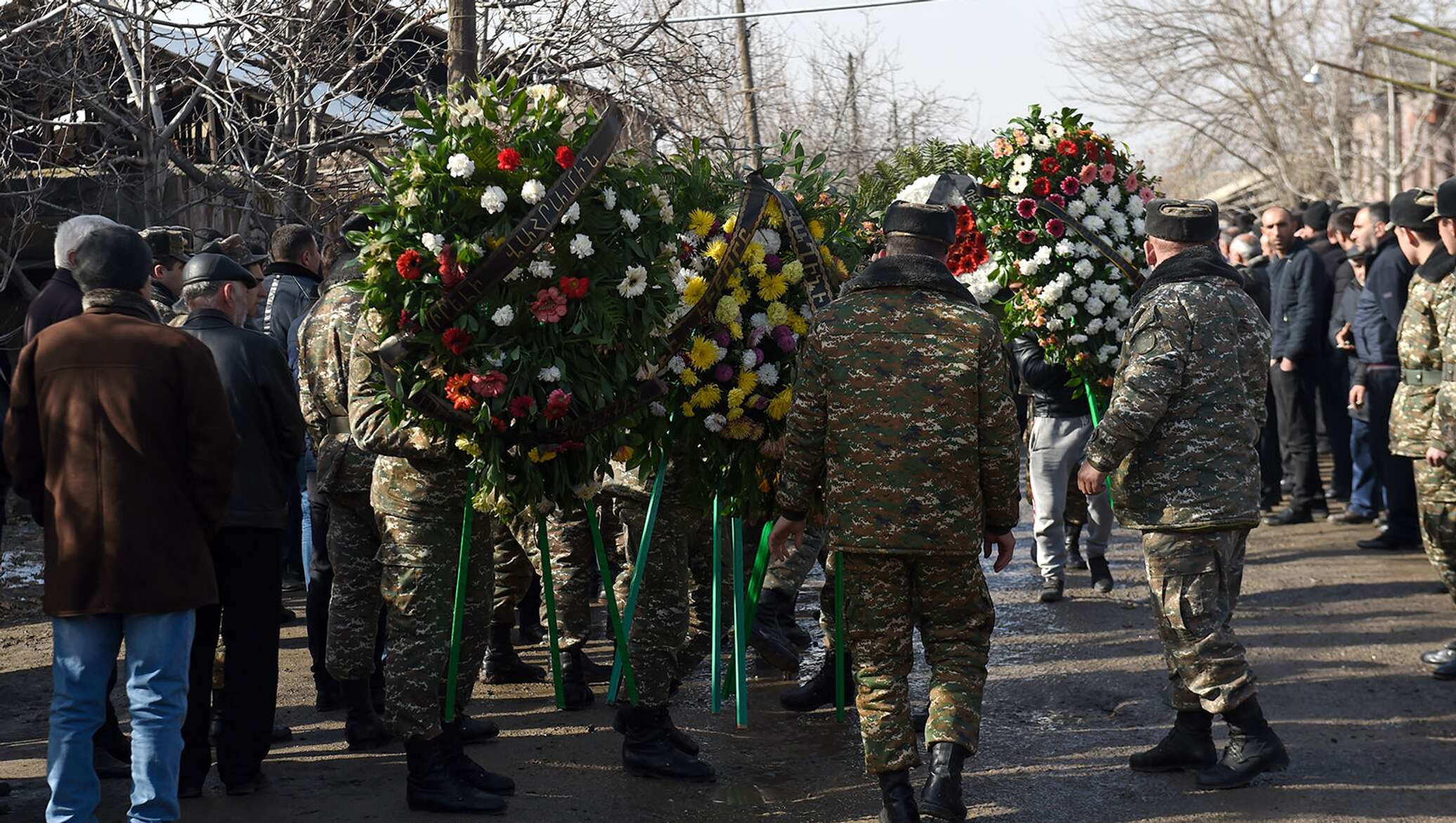 Родственники погибших солдат. Похороны военнослужащего.