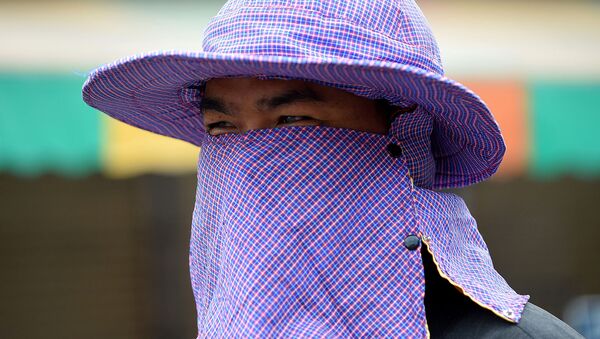 Мужчина в маске у рынка в Пномпене после того, как в стране был зарегистрирован первый случай нового коронавируса (30 января 2020). Камбоджа - Sputnik Արմենիա