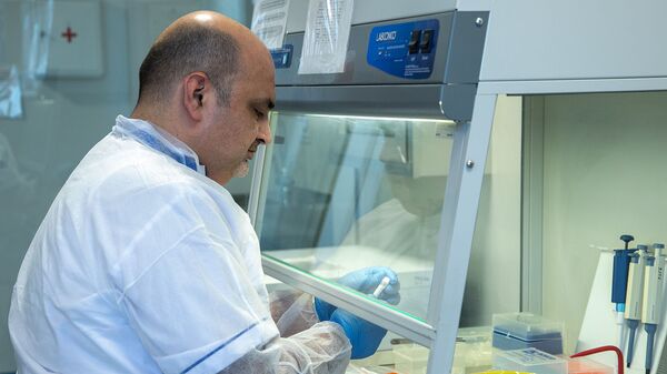 Тест по выявлению коронавируса в Национальном центре по контролю и профилактике заболеваний - Sputnik Армения