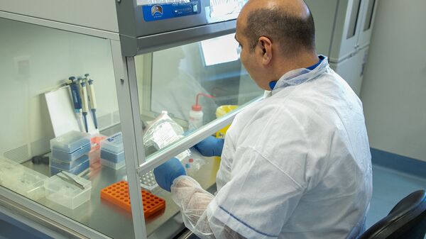 Тест по выявлению коронавируса в Национальном центре по контролю и профилактике заболеваний - Sputnik Արմենիա