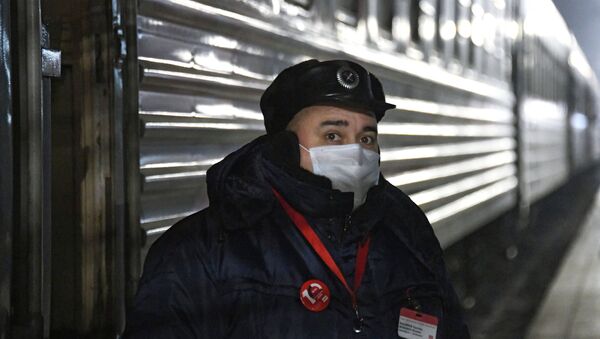 Проводник поезда в защитной медицинской маске - Sputnik Արմենիա