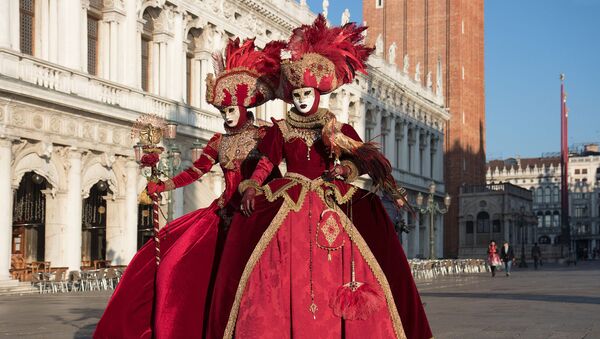  Участники венецианского карнавала в костюмах и масках - Sputnik Армения