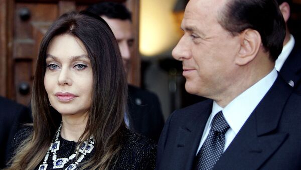 Премьер-министр Италии Сильвио Берлускони с супругой Вероникой Ларио (2004 год). Рим - Sputnik Армения