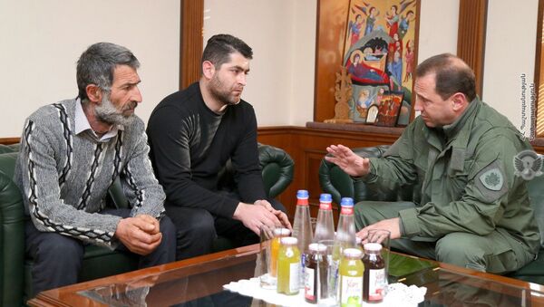 Министр обороны Давид Тоноян встретился с родными умершего солдата Ваграма Авакяна (6 февраля 2020). Еревaн - Sputnik Армения