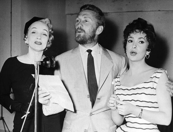 Кирк Дуглас с актрисами Марлен Дитрих и Джиной Лолобриджидой, 1955 год - Sputnik Армения