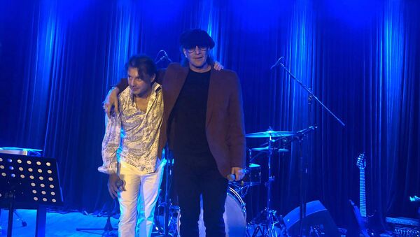 Сергей и Николай Арутюновы и Hayat band представили песню Ha, Take a Step в Hayat Music Hall (7 февраля 2020). Гюмри - Sputnik Армения
