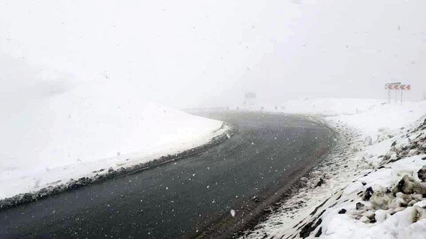 Снег на межгородской трассе - Sputnik Армения