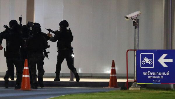 Таиландские силы безопасности входят в торговый центр, преследуя стрелка, спрятавшегося после массовой стрельбы перед терминалом 21 в Накхонратчасиме {9 февраля 2020). Таиланд - Sputnik Армения