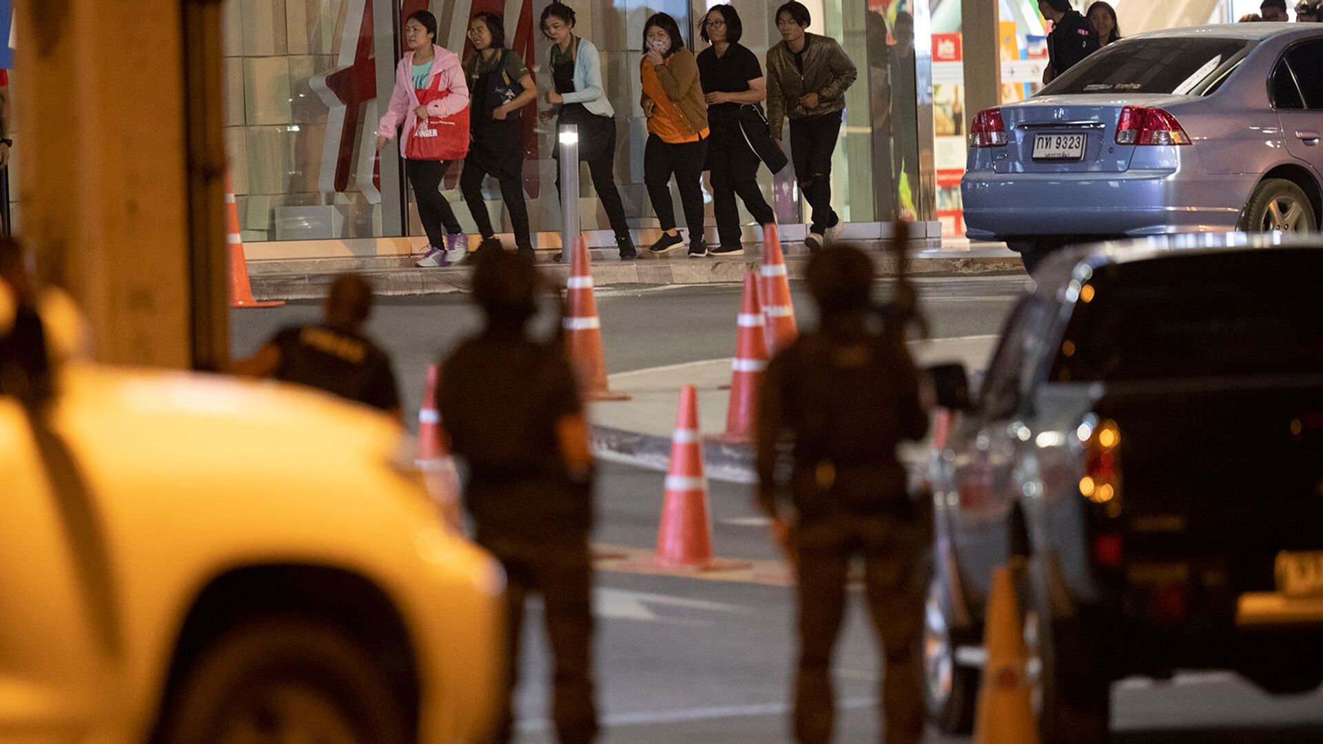 Спасшиеся от стреьбы офицера люди выходят из здания торгового центра (9 февраля 2020). Накхонратчасима, Таиланд - Sputnik Армения, 1920, 05.08.2022