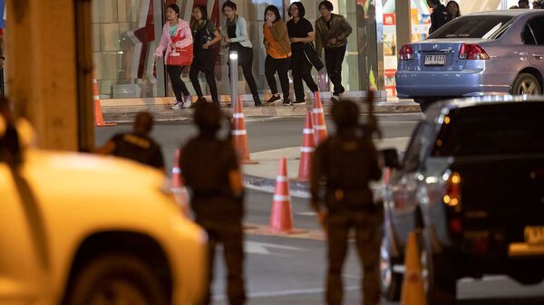 Спасшиеся от стреьбы офицера люди выходят из здания торгового центра (9 февраля 2020). Накхонратчасима, Таиланд - Sputnik Армения