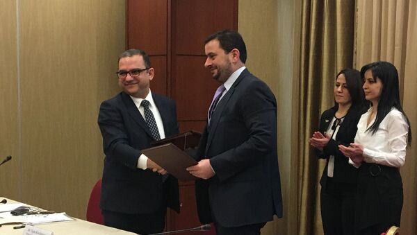 Министр экономики РА Тигран Хачатрян (слева) и министр промышленности Иорданского Хашимитского Королевства Тарик Хаммури на подписании меморандума о сотрудничестве (10 февраля 2020). Еревaн - Sputnik Армения