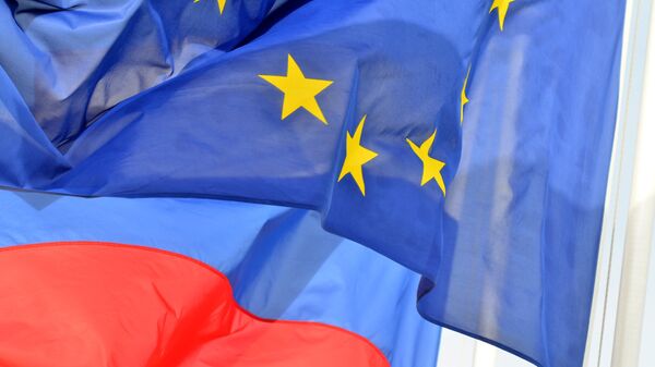 Флаги России, ЕС, Франции и герб Ниццы на набережной Ниццы - Sputnik Արմենիա