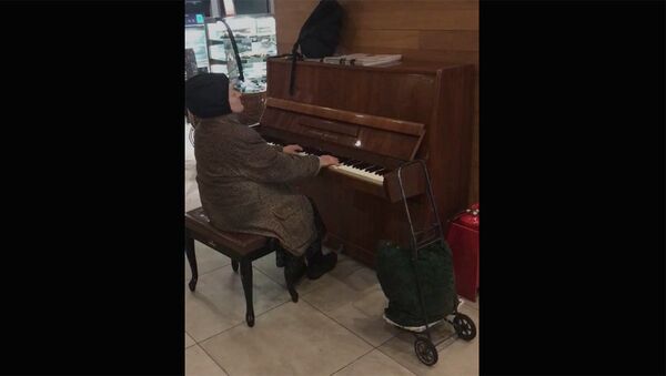 Бабуля с тележкой зашла в Starbucks и виртуозно исполнила музыку Арно Бабаджаняна - Sputnik Армения