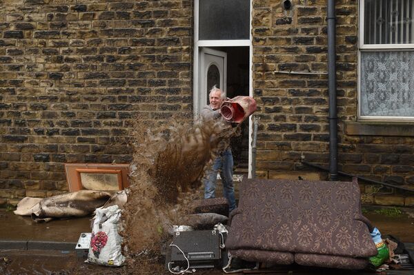 Мужчина чистит дом после наводнения в Северной Англии  - Sputnik Армения