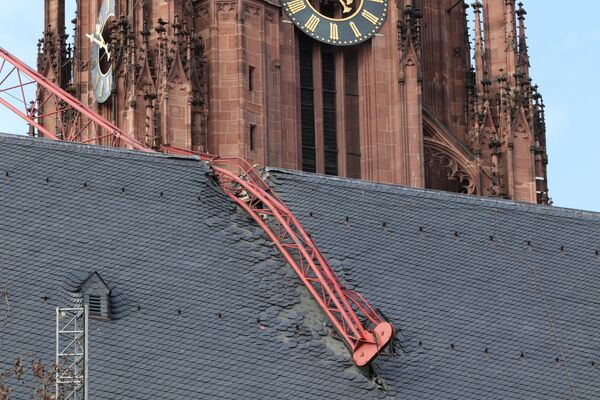 Упавший на крышу собора кран после шторма Сиара в Германии  - Sputnik Армения
