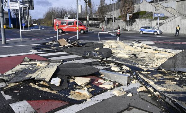 Обломки крыши на дороге после прохождения шторма Сиара в Германии - Sputnik Армения