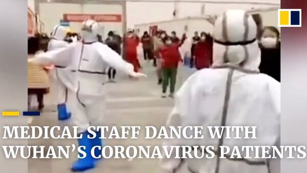 Медицинский персонал танцует с карантинными пациентами в Ухане - Sputnik Արմենիա