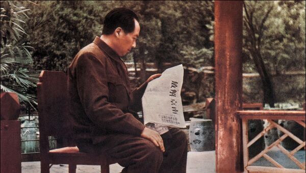 Мао Цзэдун читает новости о политическом захвате Нанкина китайскими коммунистами в апреле 1949 года. - Sputnik Արմենիա