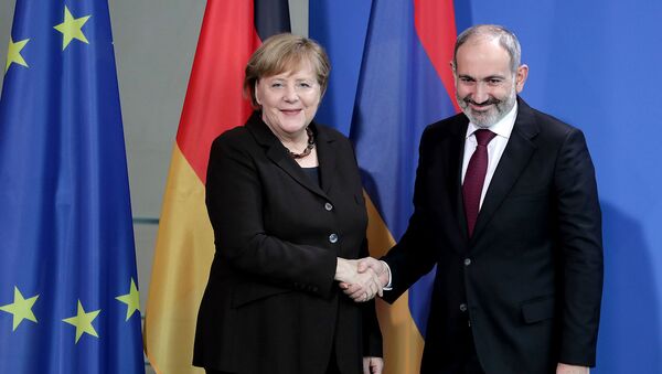  Канцлер Германии Ангела Меркель (слева) и премьер-министр Армении Никол Пашинян перед встречей в канцелярии (13 февраля 2020). Берлин - Sputnik Արմենիա