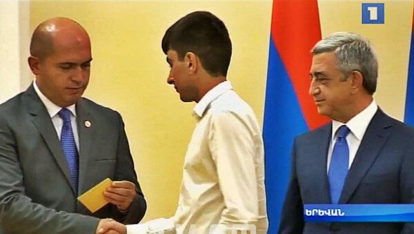 Айк Асрян получает золотую медаль по окончании школы - Sputnik Армения