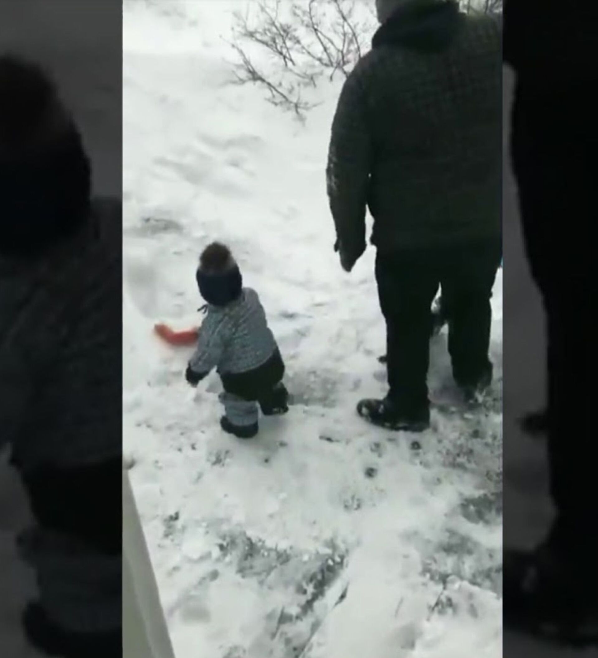 Ребенок замерз. Дети зимой картинки. Валяться в снегу. Ребенок на морозе. Бросил двухмесячного ребенка в снег.