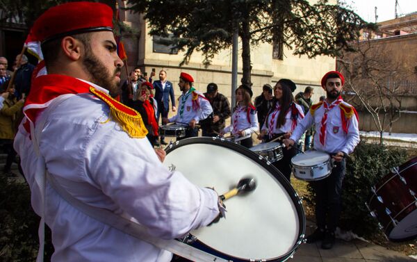 Барабанщики у посольства во время шествия благодарности Сирии за признание Геноцида армян (16 февраля 2020). Еревaн - Sputnik Армения