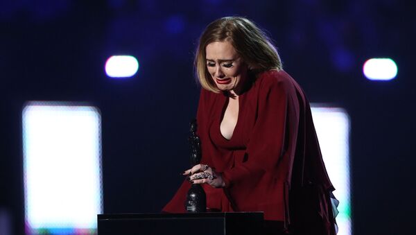 Реакция Адель после получения премии Global Success во время BRIT Awards 2016 (24 февраля 2016). Лондон - Sputnik Армения