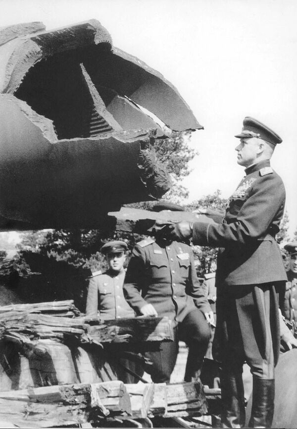 Маршал Рокоссовский рассматривает трофеи, 1945 год Маршал Рокоссовский рассматривает трофеи, 1945 год - Sputnik Армения