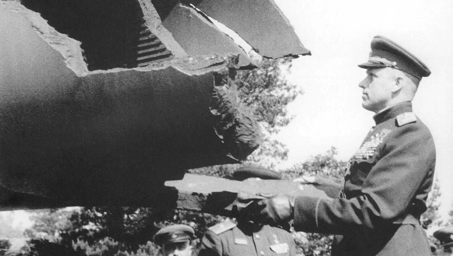 Маршал Рокоссовский рассматривает трофеи, 1945 год - Sputnik Армения, 1920, 07.05.2021
