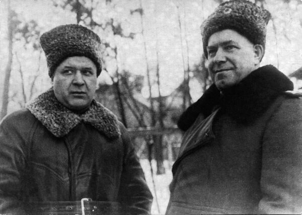 Маршал Жуков (справа) и командующий ВВС РККА Главный маршал авиации А.А. Новиков. Польша, 1945 год Маршал Жуков (справа) и командующий ВВС РККА Главный маршал авиации А.А. Новиков. Польша, 1945 год - Sputnik Армения