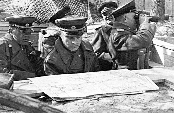 Генерал-полковник артиллерии В.И. Казаков на наблюдательном пункте, 1945 год - Sputnik Армения
