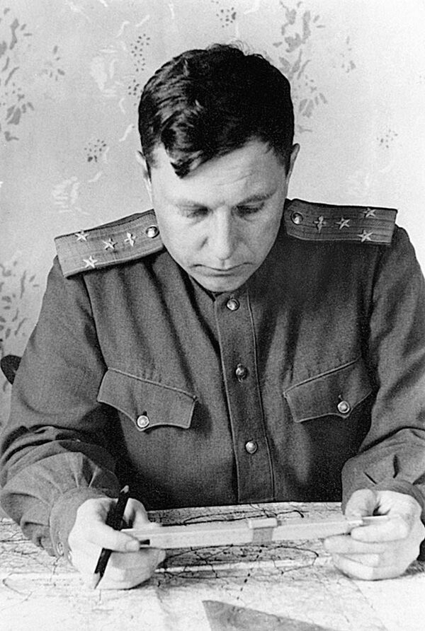 Полковник Покрышкин готовится к боевому вылету, 1945 год Полковник Покрышкин готовится к боевому вылету, 1945 год - Sputnik Армения