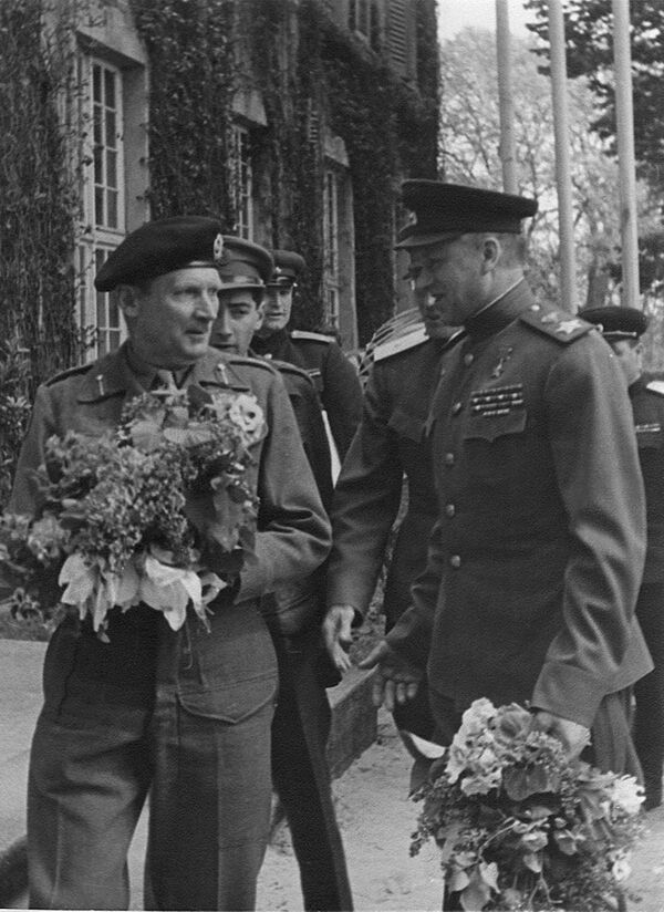 Маршал Жуков и маршал Рокоссовский с британским фельдмаршалом Монтгомери, 1945 год - Sputnik Армения