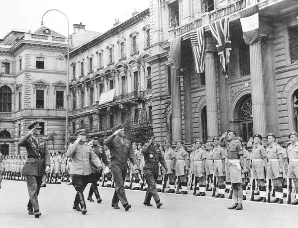 Маршал Советского Союза Игорь Конев на параде союзных войск в Вене, 1945 год Маршал Советского Союза Игорь Конев на параде союзных войск в Вене, 1945 год - Sputnik Армения