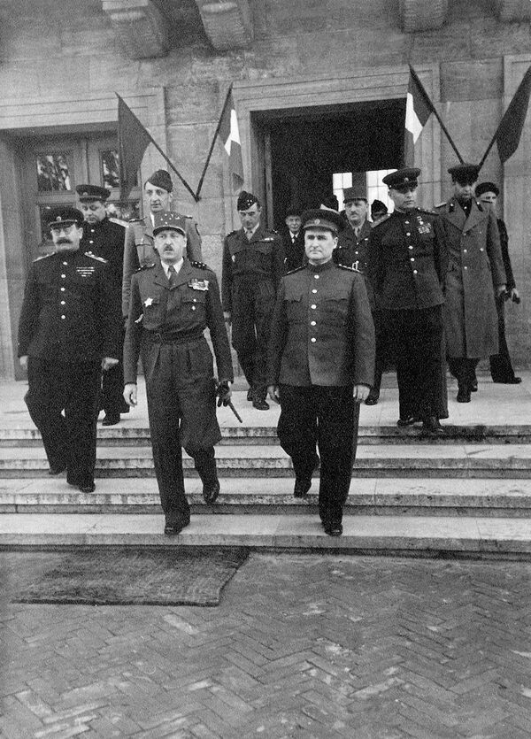 Советские генералы Соколовский, Казаков, маршал Ротмистров и французский генерал де Тассиньи в Берлине, 1945 год - Sputnik Армения