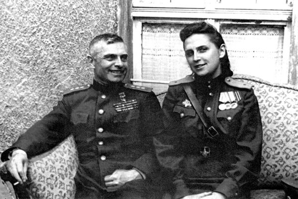 Генерал-полковник артиллерии Васиий Казаков и его супруга Светлана Смирнова, 1945 год - Sputnik Армения