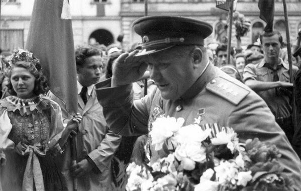 Генерал Андрей Еременко в освобождённом чешском городе Оломоуц, 1945 год - Sputnik Армения