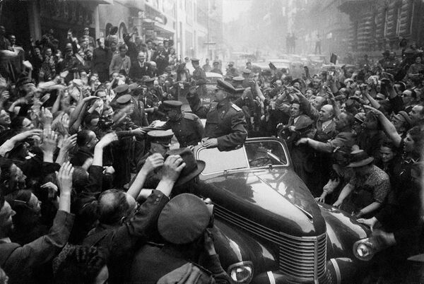 Маршал Иван Конев в освобожденной Праге, 1945 год - Sputnik Армения