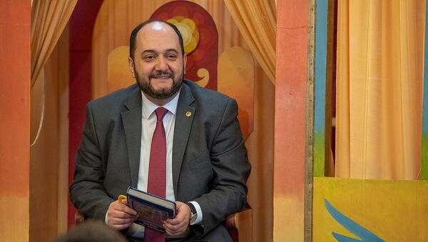 Министр образования, науки, культуры и спорта Араик Арутюнян читает сказку Туманяна Кот и пес в библиотеке имени Хнко Апера (19 февраля 2020). Еревaн - Sputnik Արմենիա