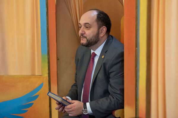 Արայիկ Հարությունյանը խոստովանեց` երբ է վերջին անգամ գիրք կարդացել Արայիկ Հարությունյանը խոստովանեց` երբ է վերջին անգամ գիրք կարդացել - Sputnik Արմենիա