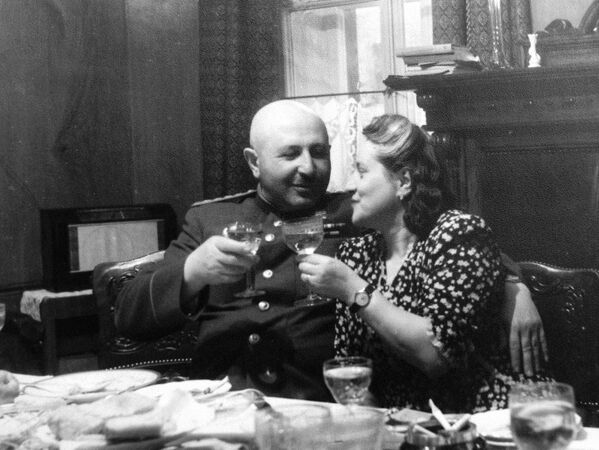 Генерал армии Иван Христофорович Баграмян с женой Тамарой Амаяковной - Sputnik Армения