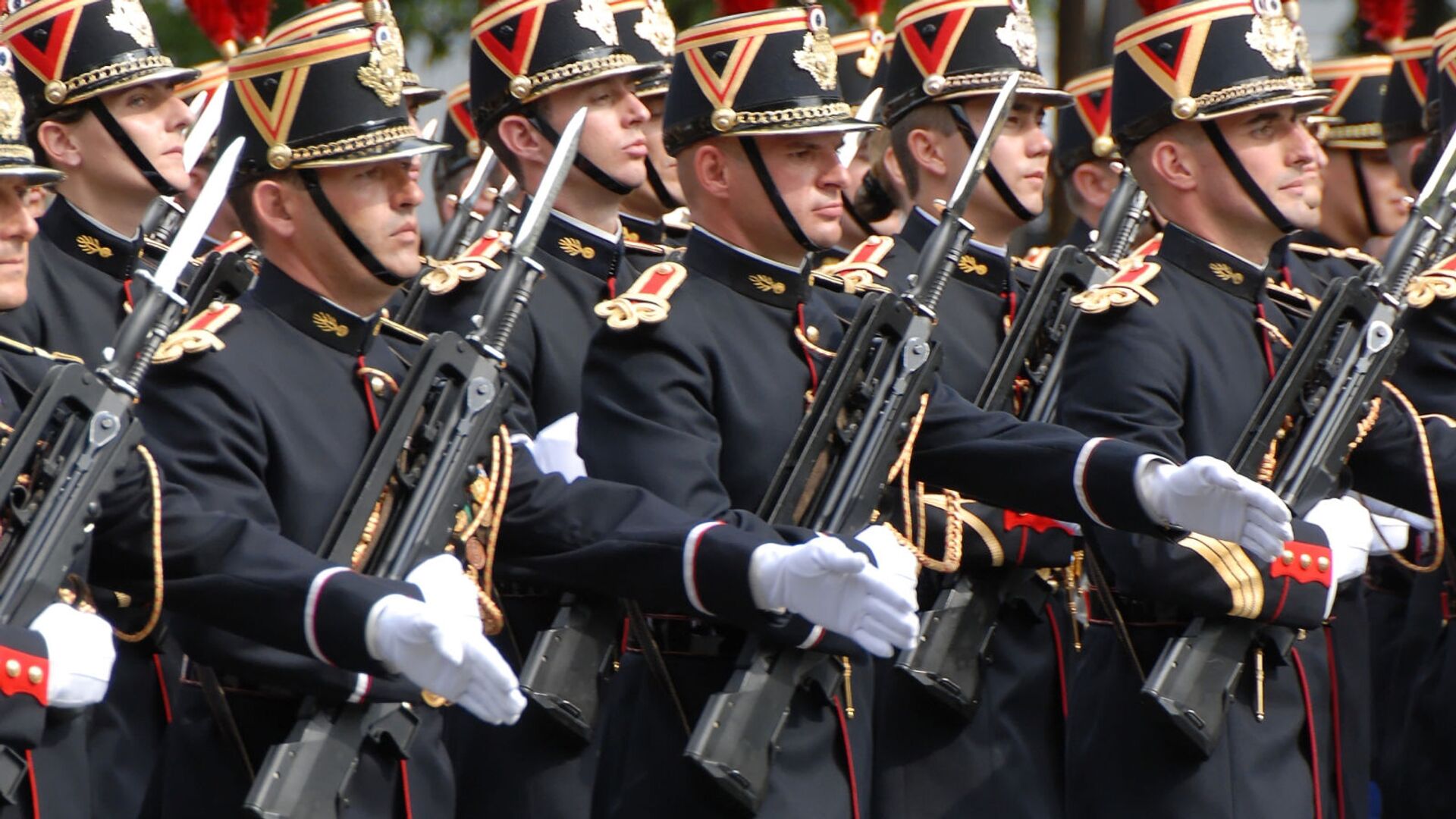 Солдаты французской республиканской гвардии во время военного парада - Sputnik Армения, 1920, 25.01.2023