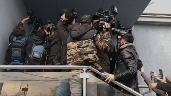 Журналисты окружили бывшего премьер-министра Грузии Вано Мерабишвили  - Sputnik Армения